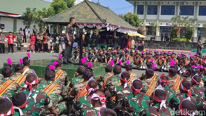 Suasana upacara penutupan program studi pendidikan pertama Tamtama TNI AD TA 2024 di Lapangan Wira Yudha Bakti Rindam IX/Udayana Tabanan, Kamis (15/8/2024). (Ahmad Firizqi Irwan)