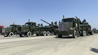 Mereka berparade di bekas pangkalan udara AS dengan memamerkan senjata dan kendaraan Amerika yang telah ditinggalkan. (AP Photo/Siddiqullah Alizai)