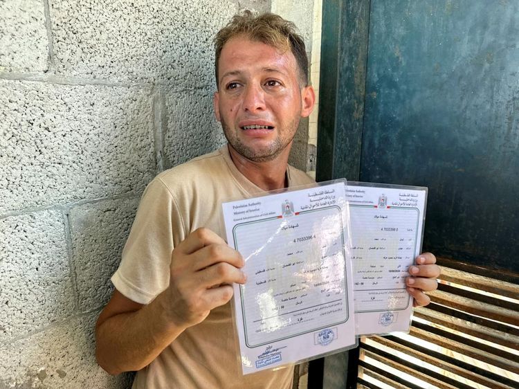 Tangis Pria Lihat Istri dan Bayi Kembarnya Tewas di Rudal Israel