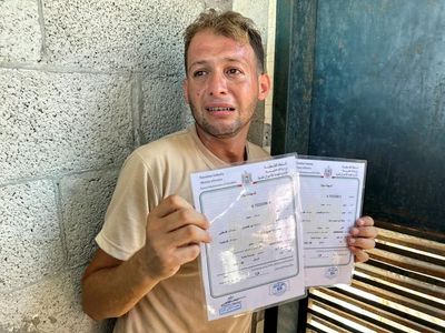 Tangis Pria Lihat Istri dan Bayi Kembarnya Tewas di Rudal Israel