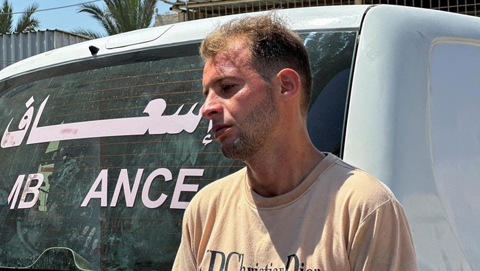 Tangis Pria Lihat Istri dan Bayi Kembarnya yang Baru Lahir Tewas di Rudal Israel Mohammed Abu Al-Qumsan, whose wife Jumann, and newborn twins Asser and Ayssel were killed in an Israeli strike while he was bringing the twins' birth certificates, according to medics, reacts as he holds the certificates, in Deir Al-Balah in the central Gaza Strip, August 13, 2024. REUTERS/Abdullah Al-Attar TPX IMAGES OF THE DAY