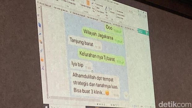 Teman dekat Gazalba Saleh, Fify Mulyani dihadirkan dalam sidang lanjutan Kamis (15/8). Jaksa KPK turut membongkar nama panggilan dalam chatting WhatsApp antara Gazalba Saleh dan Fify. Ada nama panggilan 'abi' dan 'bip' dalam chatting tersebut. (Mulia/detikcom)