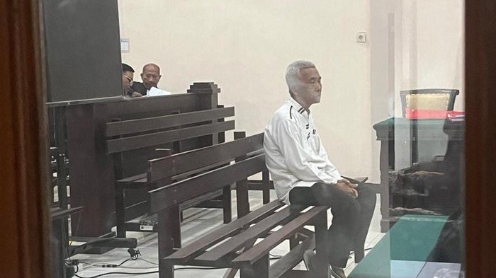 Terdakwa pencabulan anak saat sidang di PN Mojokerto