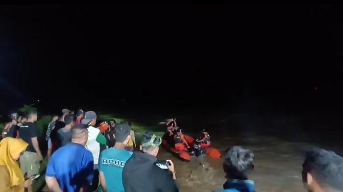 Tim SAR gabungan mengevakuasi warga yang terjebak banjir di Bone Bolango.