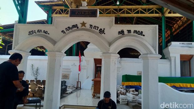 Kompleks makam Ki Ageng Gribig, Jatinom, Klaten, di tengah persiapan Yaa Qowwiyu, Kamis (15/8/2024).