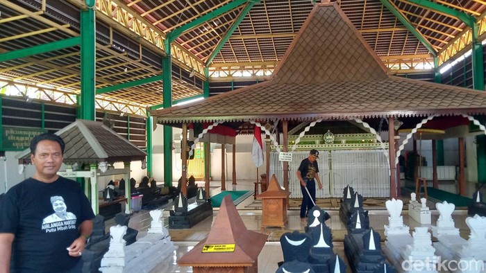 Kompleks makam Ki Ageng Gribig, Jatinom, Klaten, di tengah persiapan Yaa Qowwiyu, Kamis (15/8/2024).