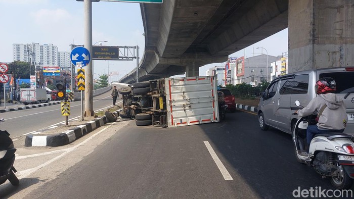 Truk tergulih di Jalan Sholeh Iskandar Bogor