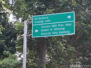Akhir Cerita Papan Penunjuk Arah Geduug Sate di Bandung