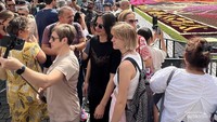 Wisatawan memadati area sekitar karpet bunga