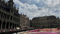 Gedung Town Hall of Brussels yang berada di depan hamparan karpet bunga