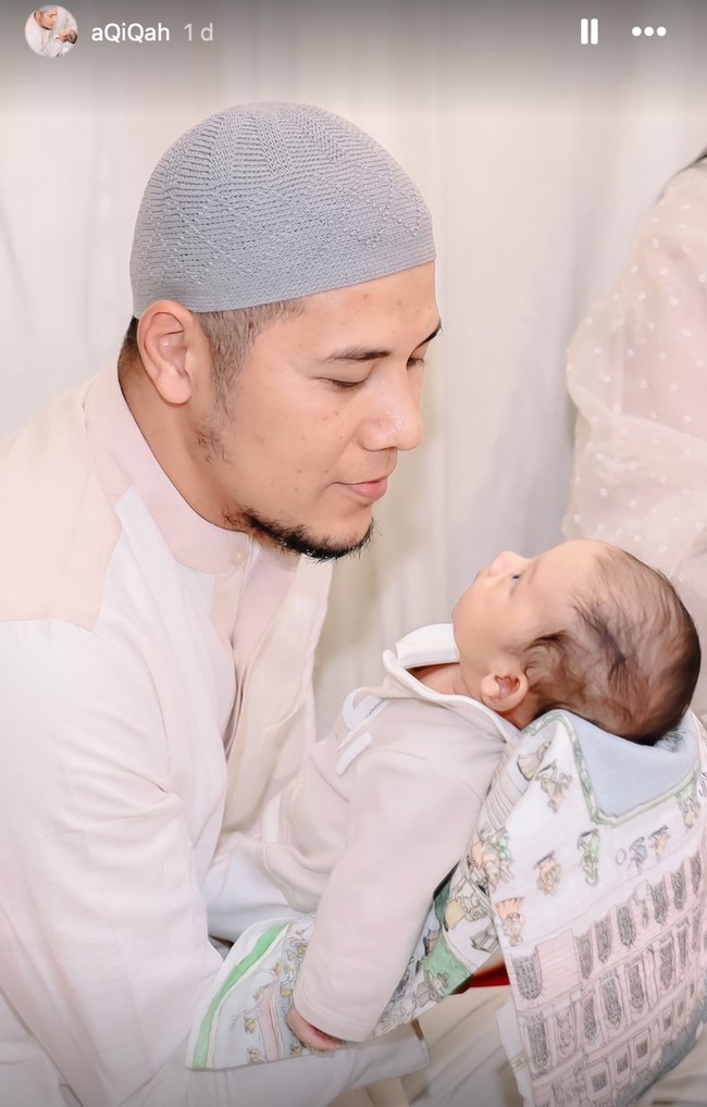 Setelah sebelumnya sempat ditutupi, akhirnya Via dan Chevra mempublikasikan wajah putra pertamanya itu ke publik. Banyak yang menyebut jika wajah sang putra mirip dengan ayahnya. Foto: Instagram/@aghamradia