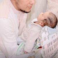 Setelah sebelumnya sempat ditutupi, akhirnya Via dan Chevra mempublikasikan wajah putra pertamanya itu ke publik. Banyak yang menyebut jika wajah sang putra mirip dengan ayahnya. Foto: Instagram/@aghamradia