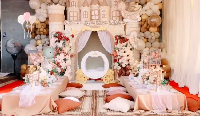 Via Vallen dan Chevra memilih dekorasi dengan didominasi warna coklat. Berbentuk seperti sebuah kastil kerajaan, dekorasi tersebut juga dipenuhi dengan balon dan bunga. Foto: Instagram/@aghamradia