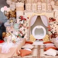 Via Vallen dan Chevra memilih dekorasi dengan didominasi warna coklat. Berbentuk seperti sebuah kastil kerajaan, dekorasi tersebut juga dipenuhi dengan balon dan bunga. Foto: Instagram/@aghamradia