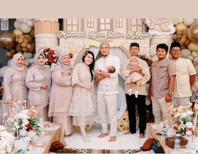 Sesuai dengan tema dekorasi, para tamu undangan yang hadir juga ikut mengenakan busana berwarna coklat. Foto: Instagram/@aghamradia