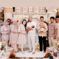 Sesuai dengan tema dekorasi, para tamu undangan yang hadir juga ikut mengenakan busana berwarna coklat. Foto: Instagram/@aghamradia