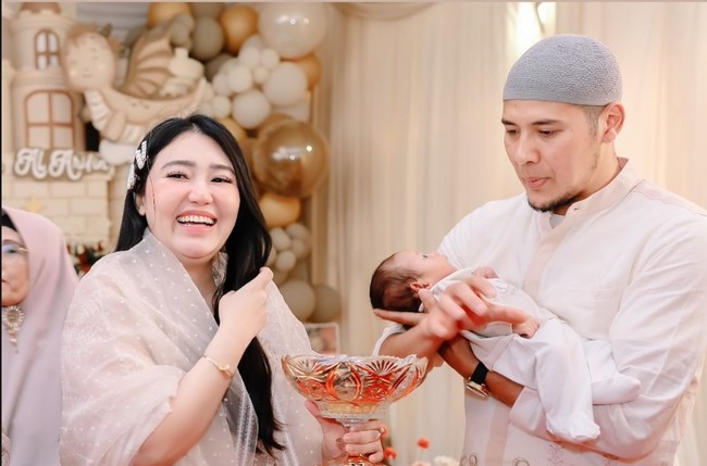 Tak hanya sekedar mengenakan busana senada, Via dan Chevra juga terlihat kompak menjalani satu per satu rangkaian acara. Foto: Instagram/@aghamradia