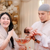 Tak hanya sekedar mengenakan busana senada, Via dan Chevra juga terlihat kompak menjalani satu per satu rangkaian acara. Foto: Instagram/@aghamradia