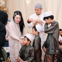 Momen akikah tersebut diunggah Via dan Chevra ke akun Instagram milik sang anak. Dengan hadirnya Aghaam, kebahagiaan di rumah tangga Via dan Chevra pun semakin bertambah. Foto: Instagram/@aghamradia