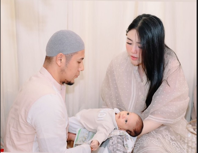 7 Foto Via Vallen & Chevra Gelar Acara Akikah Anak, Paras Bayinya Curi ...