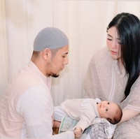 Pedangdut Via Vallen dan suaminya, Chevra Yolandi, baru saja menggelar acara akikah untuk putra pertama mereka yang lahir pada 7 Juli 2024. Foto: Instagram/@aghamradia