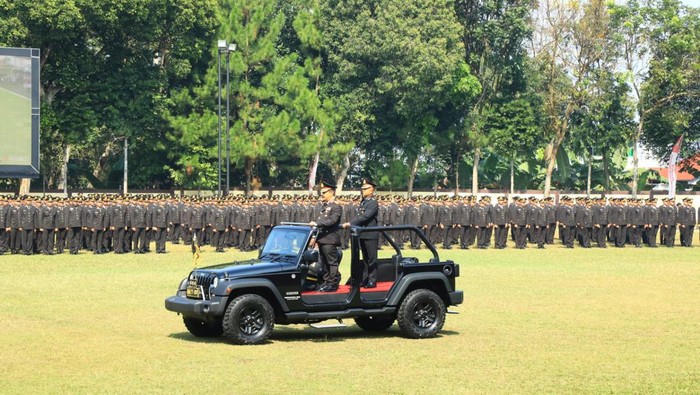 Wakapolri Komjen Agus cek pasukan saat pelantikan perwira Polri