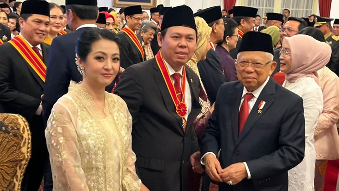 Wakil Ketua DPR RI Sultan Baktiar Najamudin mendapat penghargaan Bintang Mahaputra Nararya dari Presiden Joko Widodo (dok.istimewa)