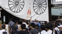 Yasukuni diambil dari gabungan dua kata perdamaian dan negara. Yasukuni merupakan pusat agama negara Shinto yang memobilisasi penduduk pada masa perang untuk berperang atas nama seorang kaisar ilahi.