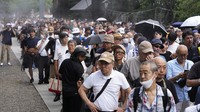 Warga Jepang mengunjungi Kuil Yasukuni untuk memberikan penghormatan kepada korban perang Jepang saat negara itu memperingati 79 tahun kekalahannya dalam Perang Dunia II.