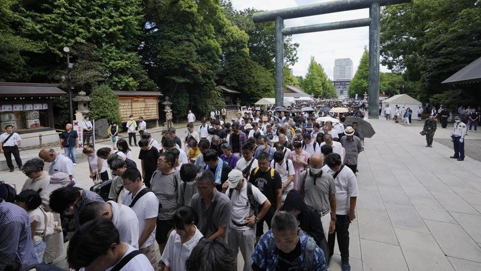 Warga Jepang Kunjungi Kuil Yasukuni Peringati 79 Tahun Perang Dunia II People observe a minute of silence at noon, while waiting in queue before reaching to the main hall to pray at Yasukuni Shrine, which honors Japan's war dead, in Tokyo, Japan, Thursday, Aug. 15, 2024, as the country marks the 79th anniversary of its defeat in the World War II. (AP Photo/Hiro Komae)
