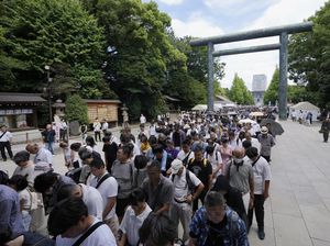 Warga Jepang Kunjungi Kuil Yasukuni Peringati 79 Tahun Perang Dunia II