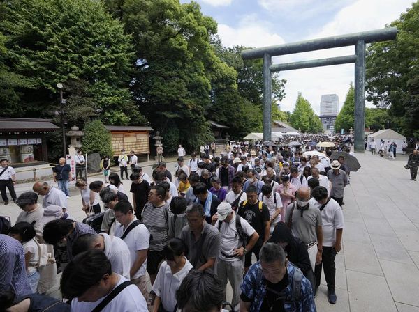 Warga Jepang Kunjungi Kuil Yasukuni Peringati 79 Tahun Perang Dunia II