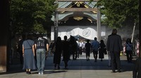 Korban agresi Jepang, terutama China dan Korea, melihat kuil tersebut sebagai simbol militerisme Jepang karena kuil tersebut menghormati penjahat perang yang dihukum di antara sekitar 2,5 juta korban perang.