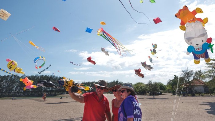 Warna-warni Seribuan Layang-layang Hiasi Langit Bali Wisatawan menyaksikan pembukaan penerbangan layang-layang internasional pada Rare Angon Festival di Pantai Mertasari Sanur, Denpasar, Bali, Kamis (15/8/2024). Kegiatan yang digelar pada 15-18 Agustus 2024 tersebut menampilkan sekitar 1.200 layang-layang tradisional, nasional, dan internasional dengan diikuti peserta dari 17 negara. ANTARA FOTO/Nyoman Hendra Wibowo/aww.