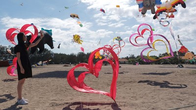 Warna-warni Seribuan Layang-layang Hiasi Langit Bali