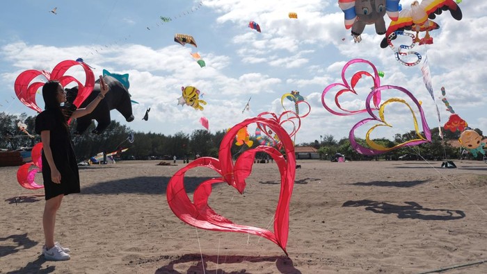 Warna-warni Seribuan Layang-layang Hiasi Langit Bali Wisatawan menyaksikan pembukaan penerbangan layang-layang internasional pada Rare Angon Festival di Pantai Mertasari Sanur, Denpasar, Bali, Kamis (15/8/2024). Kegiatan yang digelar pada 15-18 Agustus 2024 tersebut menampilkan sekitar 1.200 layang-layang tradisional, nasional, dan internasional dengan diikuti peserta dari 17 negara. ANTARA FOTO/Nyoman Hendra Wibowo/aww.