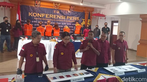 6 warga asing asal Australia, Rusia, Ukraina, dan Pantai Gading diciduk petugas imigrasi, Kamis (15/8/2024). (Aryo Mahendro/detikBali).