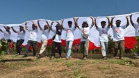 Pembentangan bendera Merah Putih itu difasilitasi Satgas Madago Raya.  