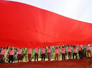 200 Mantan Napi Teroris Bentangkan Merah Putih di Poso