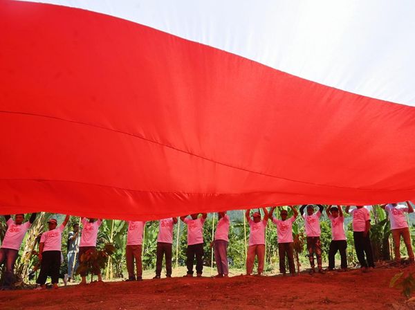 200 Mantan Napi Teroris Bentangkan Merah Putih di Poso