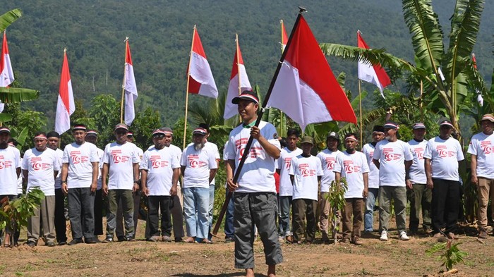 200 Mantan Napi Teroris Bentangkan Merah Putih di Poso Sejumlah mantan narpidana terorisme menarik bendera Merah Putih saat pembentangan di Gunung Biru, Desa Pantangolemba, Poso Pesisir Selatan, Kabupaten Poso, Sulawesi Tengah, Jumat (16/8/2024). Pembentangan bendera Merah Putih yang difasilitasi Satgas Madago Raya itu sebagai wujud komitmen para mantan teroris yang jumlahnya mencapai lebih dari 200 orang di wilayah itu terhadap NKRI sekaligus untuk memperingati HUT Ke-79 Republik Indonesa. ANTARA FOTO/Basri Marzuki/tom.