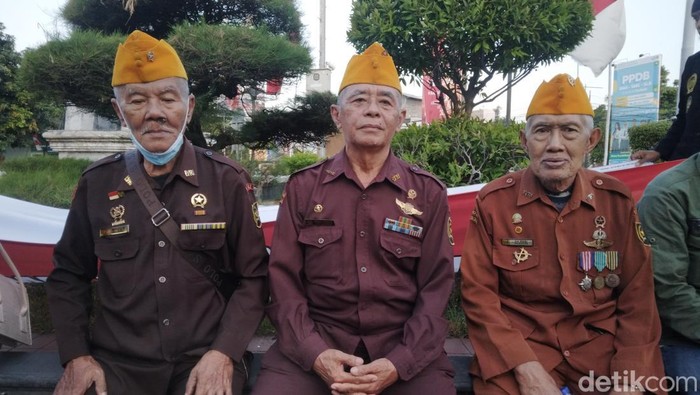 Abdurrosyid (tengah) dan temen-teman veteran Cirebon