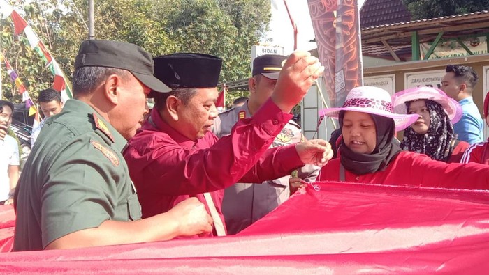 Aksi warga Desa Karangtengah, Kecamatan Ngawen, Blora, menjahit bendera merah putih 79 meter, Jumat (16/8/2024).