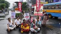 Para aktivis Socialist Unity Center of India-Marxist (SUCI-N) berpartisipasi dalam unjuk rasa di Kolkata, India, Jumat (16/8/2024).