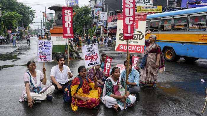 Aktivis Socialist Unity Center of India-Marxist (SUCI-N) melakukan unjuk rasa di sebuah rumah sakit pemerintah di Kolkata, India. Mereka menuntut keadilan atas terbunuhnya dokter magang berusia 31 tahun.
