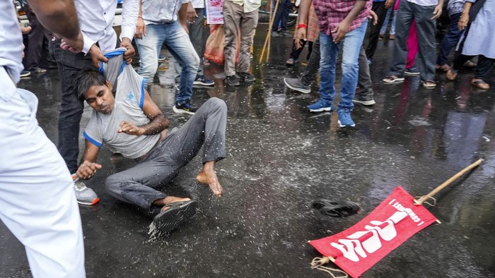 Aktivis Socialist Unity Center of India-Marxist (SUCI-N) melakukan unjuk rasa di sebuah rumah sakit pemerintah di Kolkata, India. Mereka menuntut keadilan atas terbunuhnya dokter magang berusia 31 tahun.