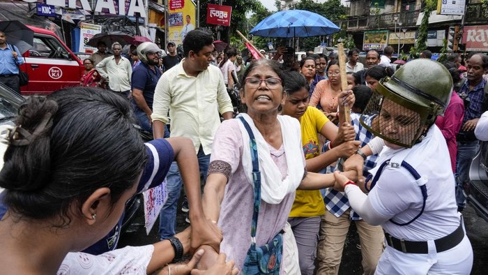 Aktivis Socialist Unity Center of India-Marxist (SUCI-N) melakukan unjuk rasa di sebuah rumah sakit pemerintah di Kolkata, India. Mereka menuntut keadilan atas terbunuhnya dokter magang berusia 31 tahun.