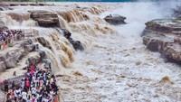 Wisatawan yang ingin menikmati air terjun ini harus mematuhi aturan tidak melewati batas yang ditentukan.