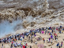 Aliran Air Terjun Hukou di China Jadi Tontonan, Bak Air Bah