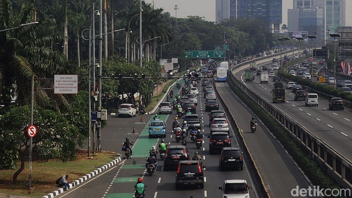 Arus lalu lintas di sekitar gedung MPR/DPR, Jl Gatot Subroto, Jakarta, ramai lancar. Rekayasa lalu lintas belum diberlakukan terkait Sidang Tahunan MPR.